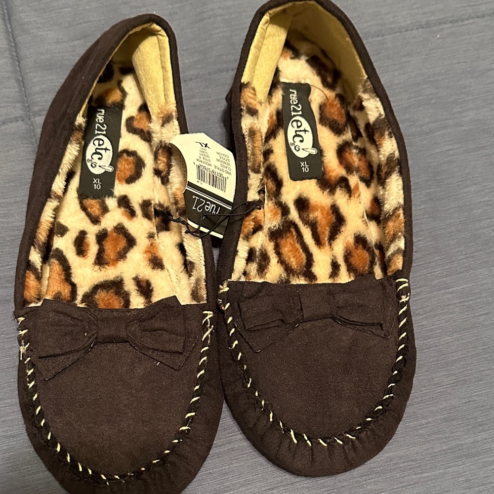 Brand new Rue21 leopard print slippers in black